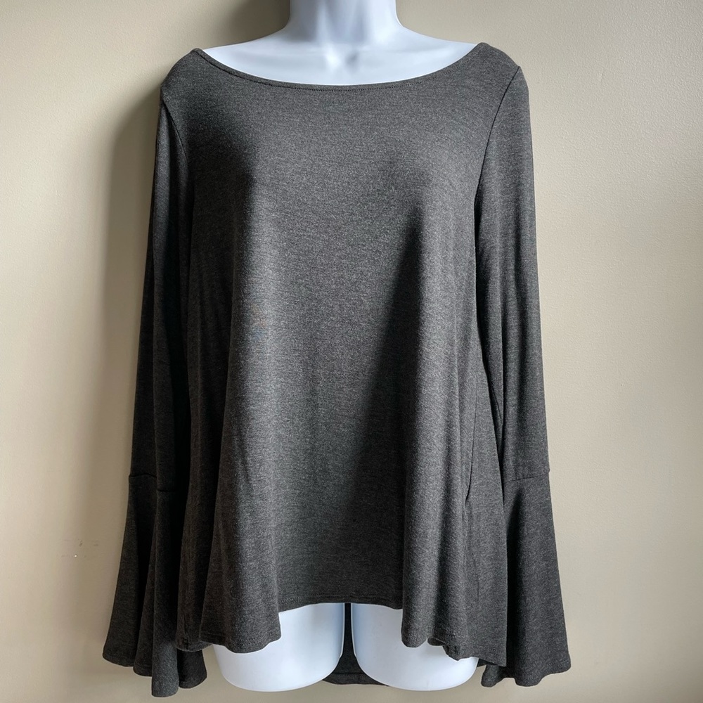 NWOT Tahari Bell Cuff High Low Top